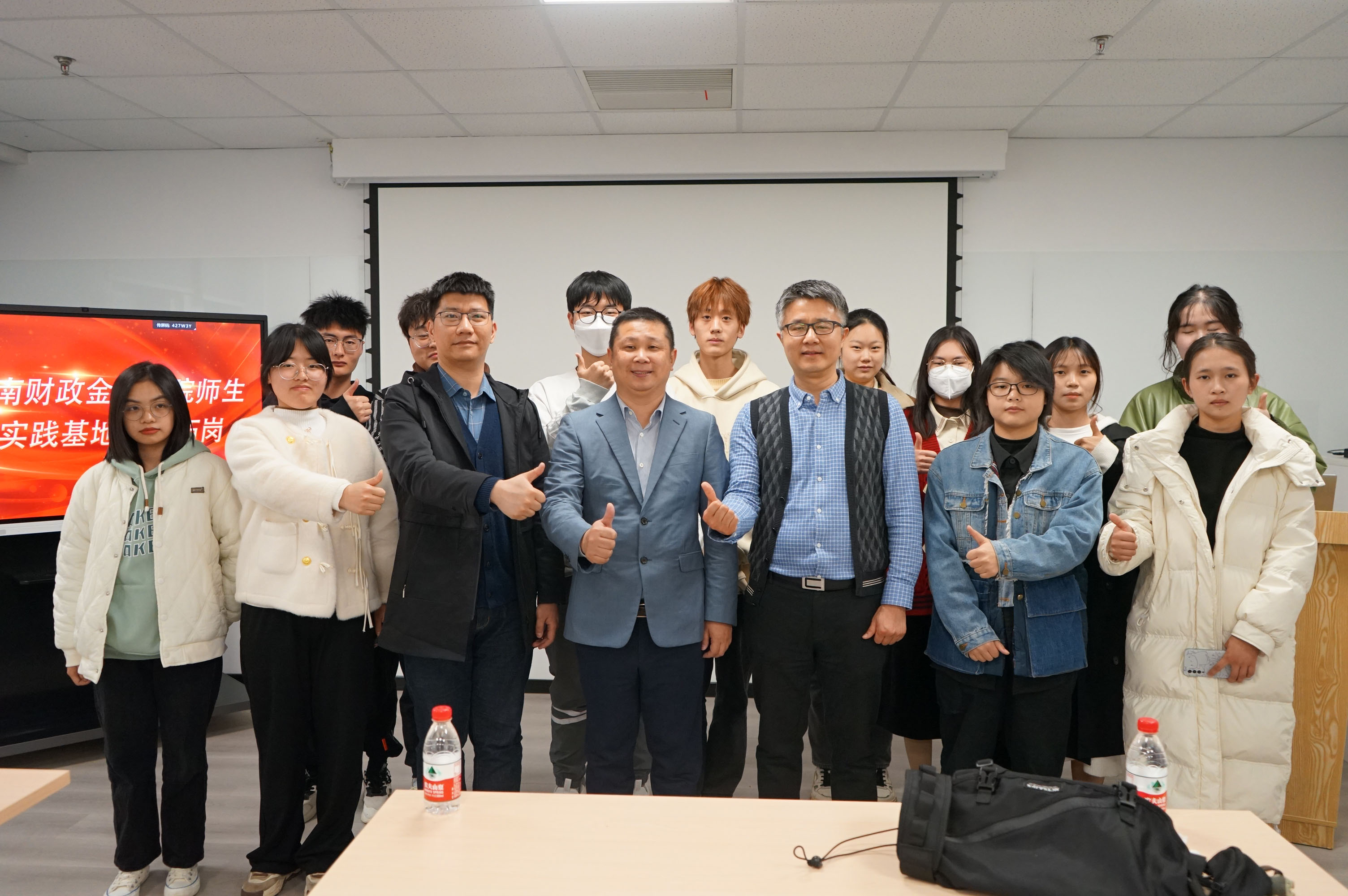 學(xué)生合影.jpg 學(xué)生合影.jpg